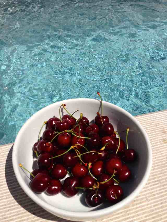 taça cerejas piscina