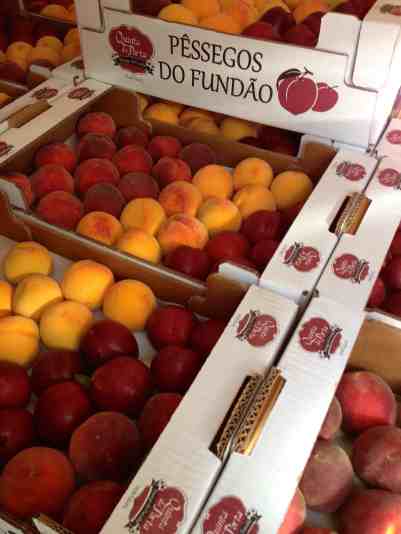 Pessegos caixas embaladas